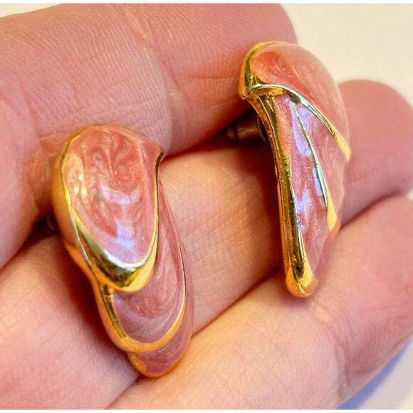 Pierced earrings gold & pink swirl enamel finishes vintage 1990s fashion jewelry - Picture 6 of 6